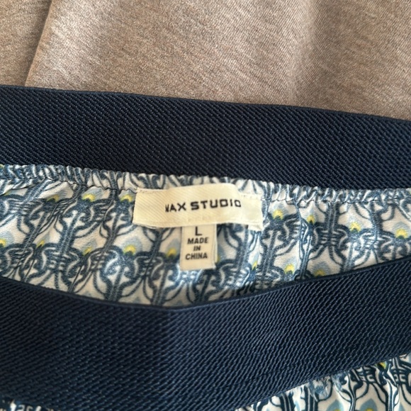 Max Studio flattering Blue and White Pleated Skirt - Picture 5 of 5